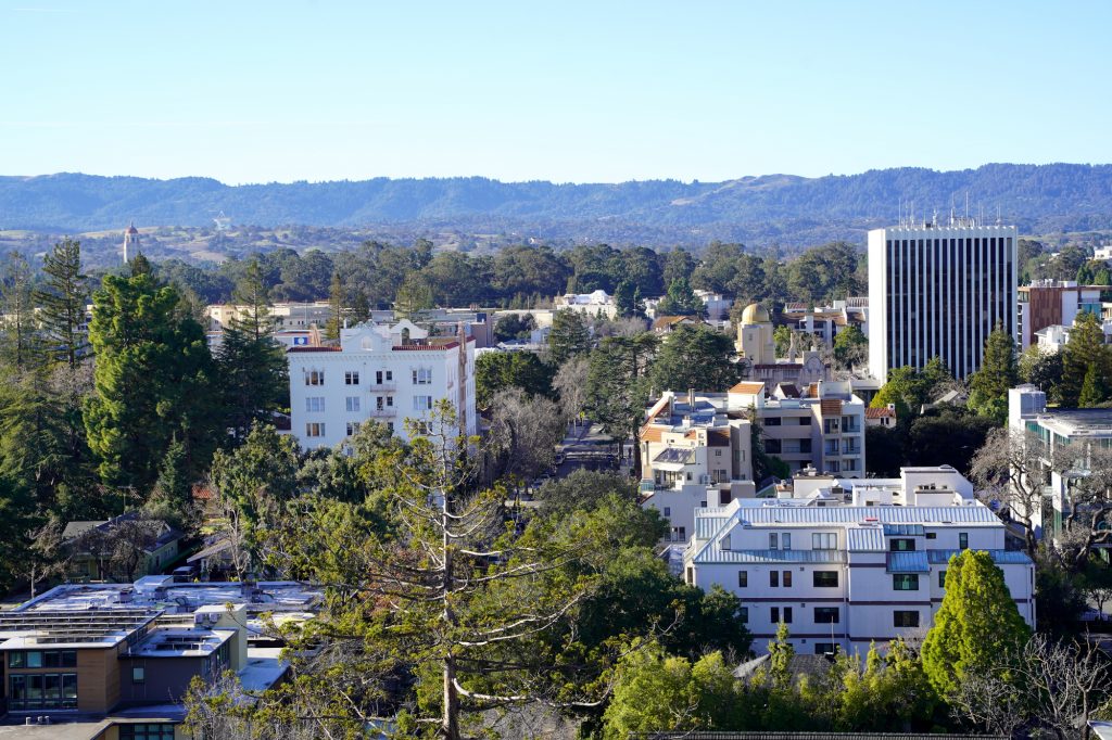 Palo Alto avec WIndy Hill au fond à droite et le Dish au fond à gauche
